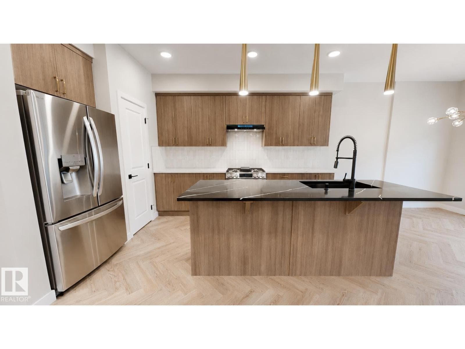 6404 27 AV SW — photo 3