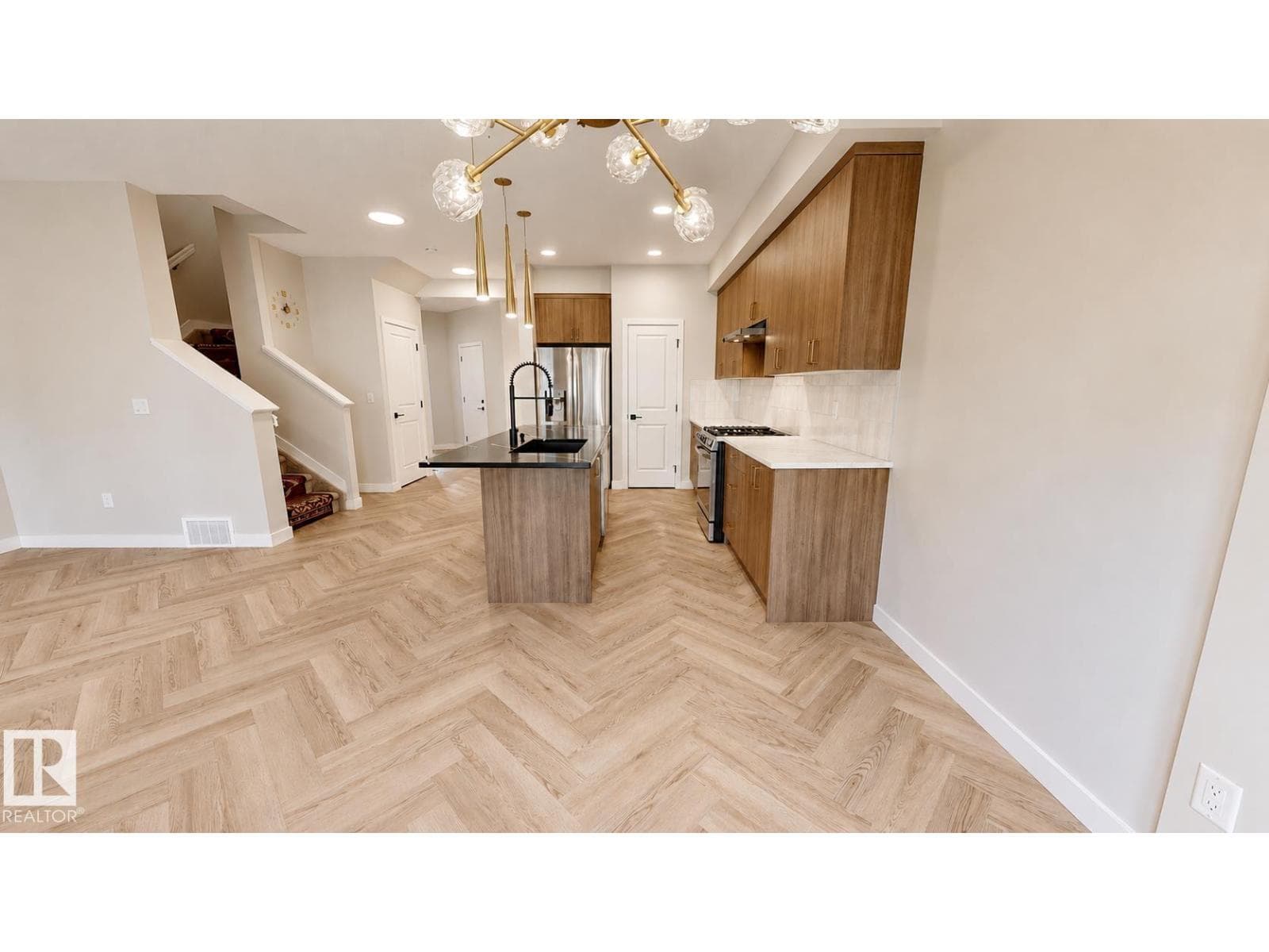 6404 27 AV SW — photo 4
