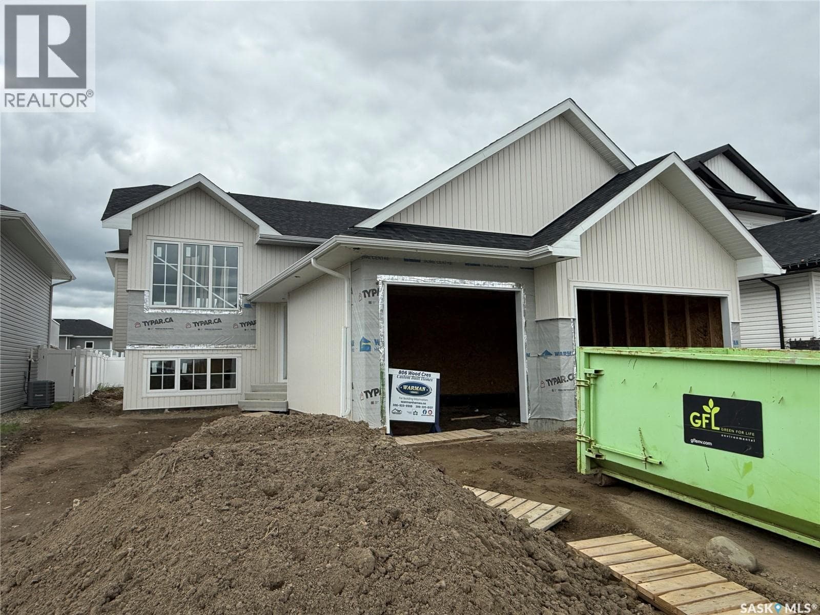 806 Woods CRESCENT