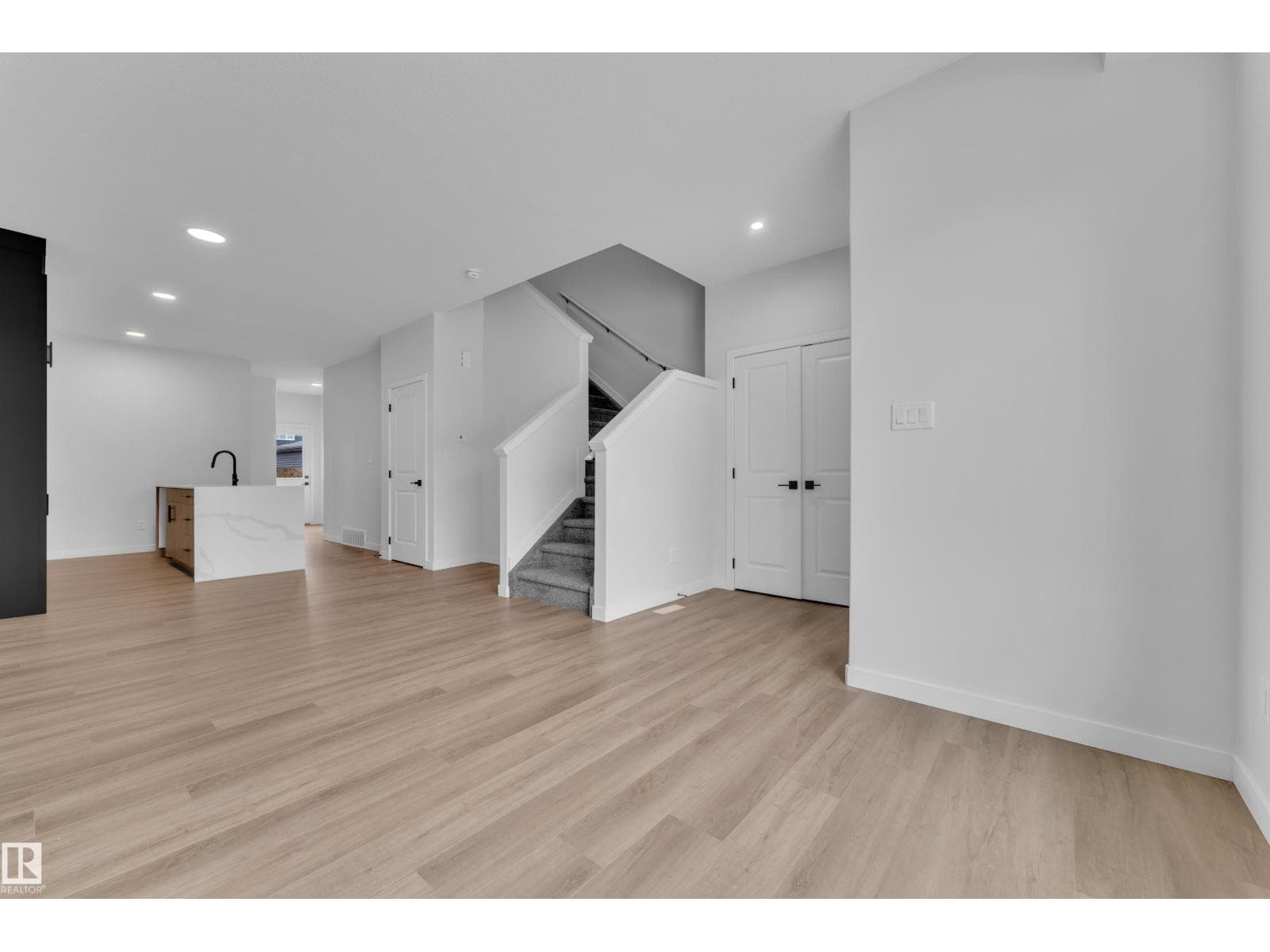 6371 KING WD SW — photo 5