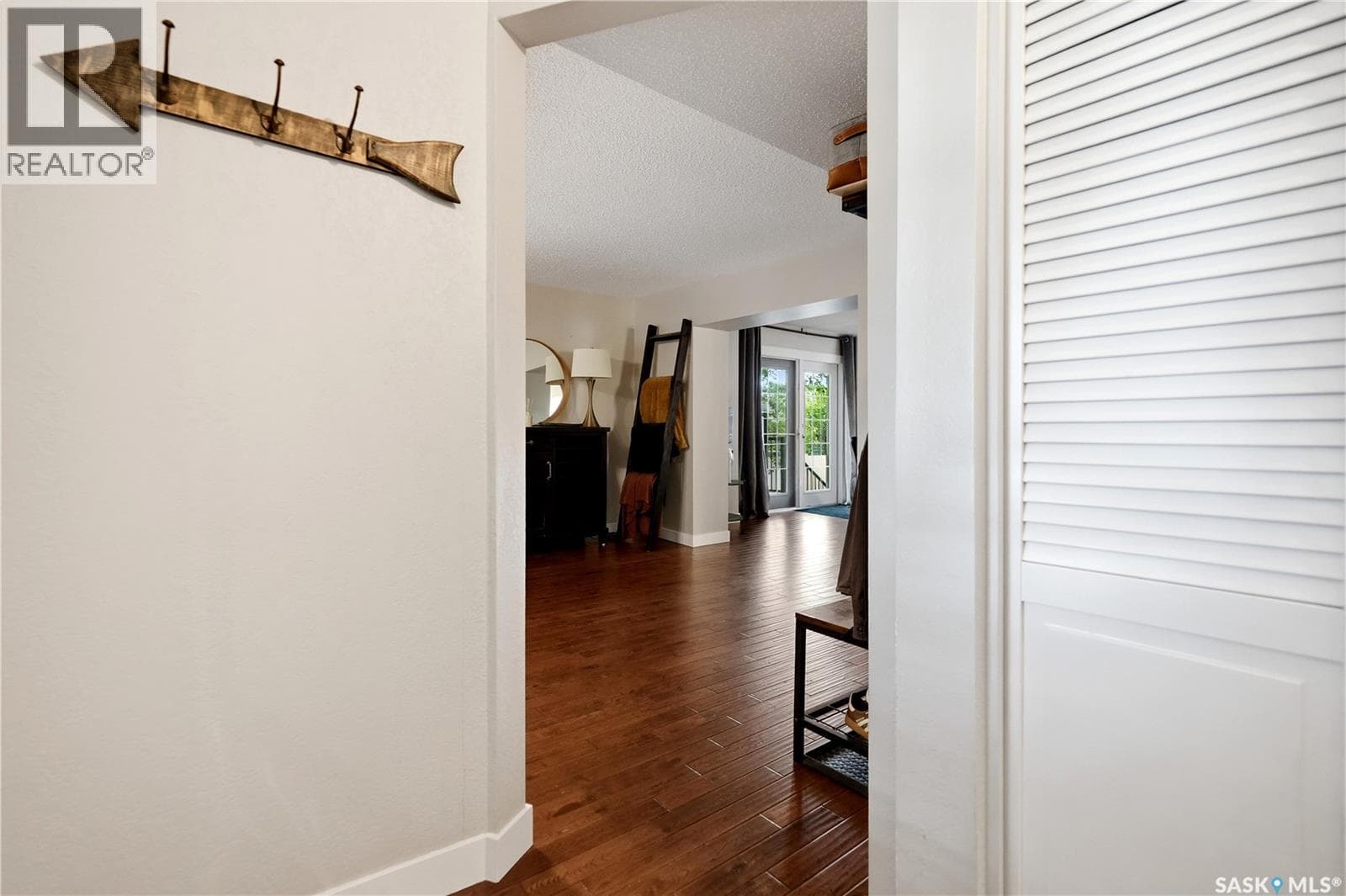 1054 Clifton AVENUE — photo 3