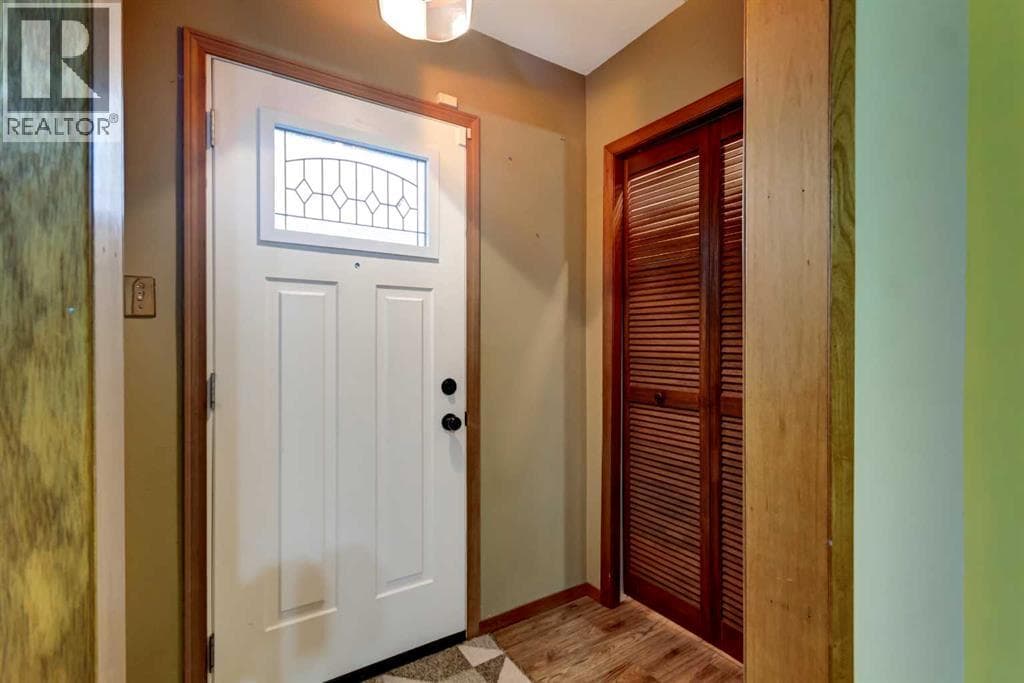 7412 22 Street SE — photo 2