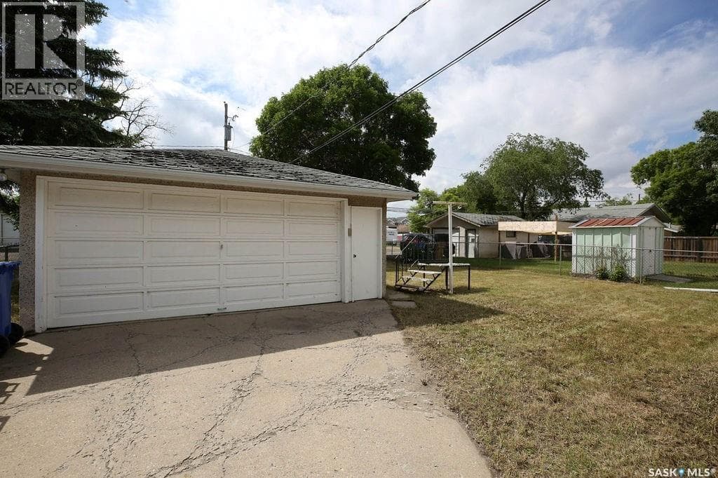1046 Lindsay STREET — photo 3