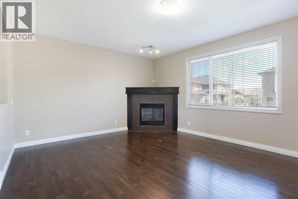 606 Montgomery Close SE — photo 4