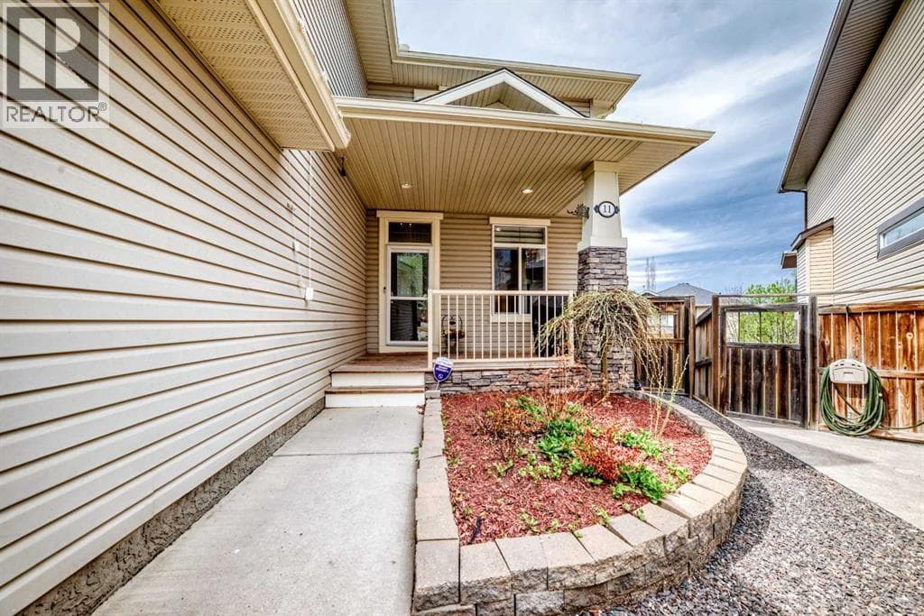 11 Cresthaven Bay SW — photo 2