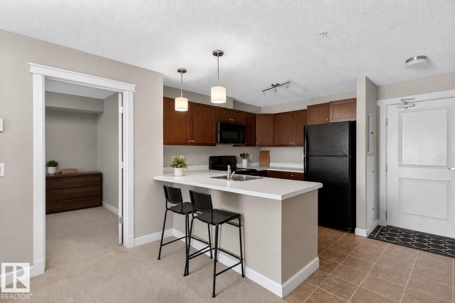 #302 3715 WHITELAW LN NW — photo 4