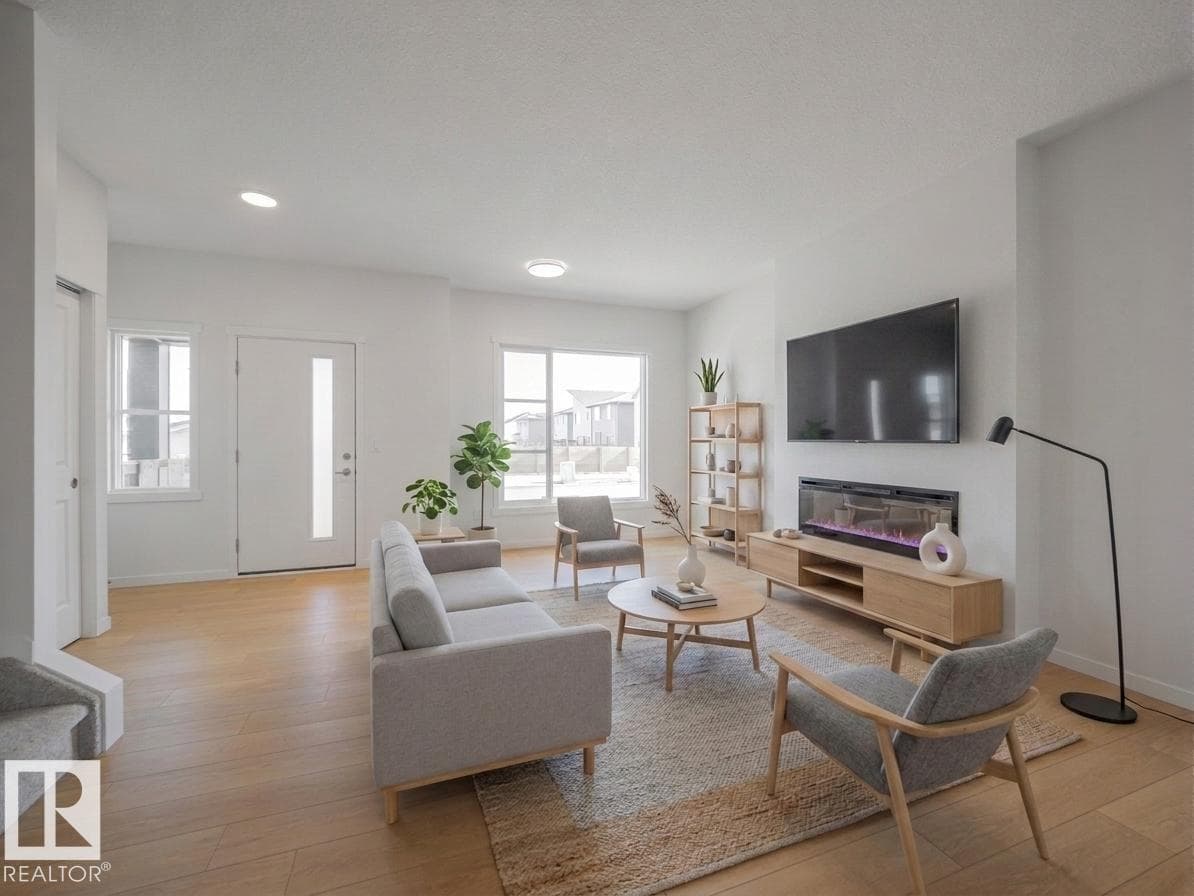1090 McLeod AV — photo 2
