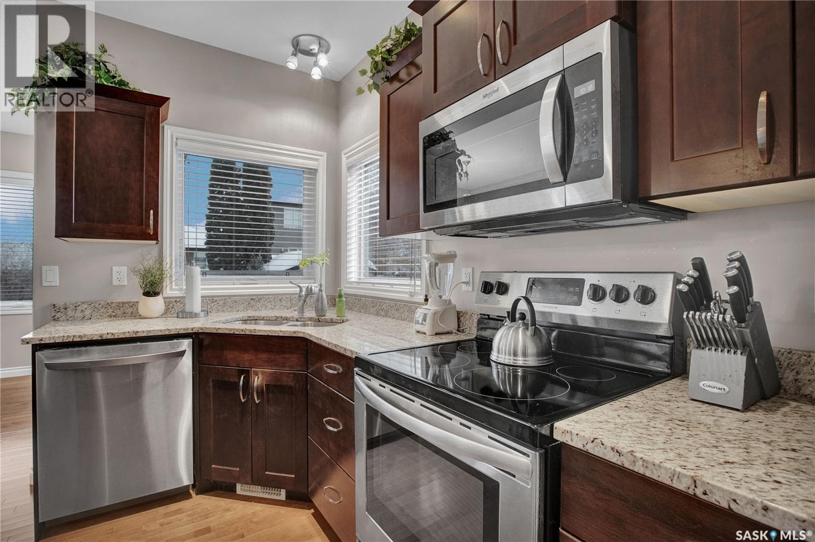 1510 SHEPHERD CRESCENT — photo 3