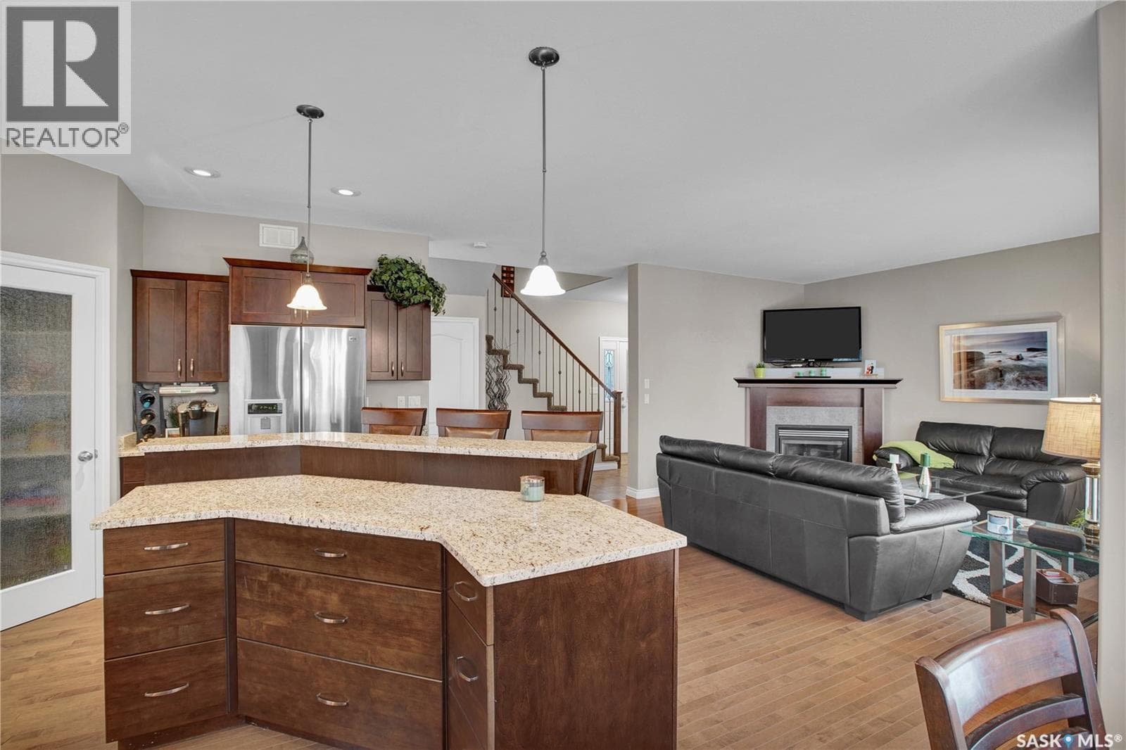 1510 SHEPHERD CRESCENT — photo 4