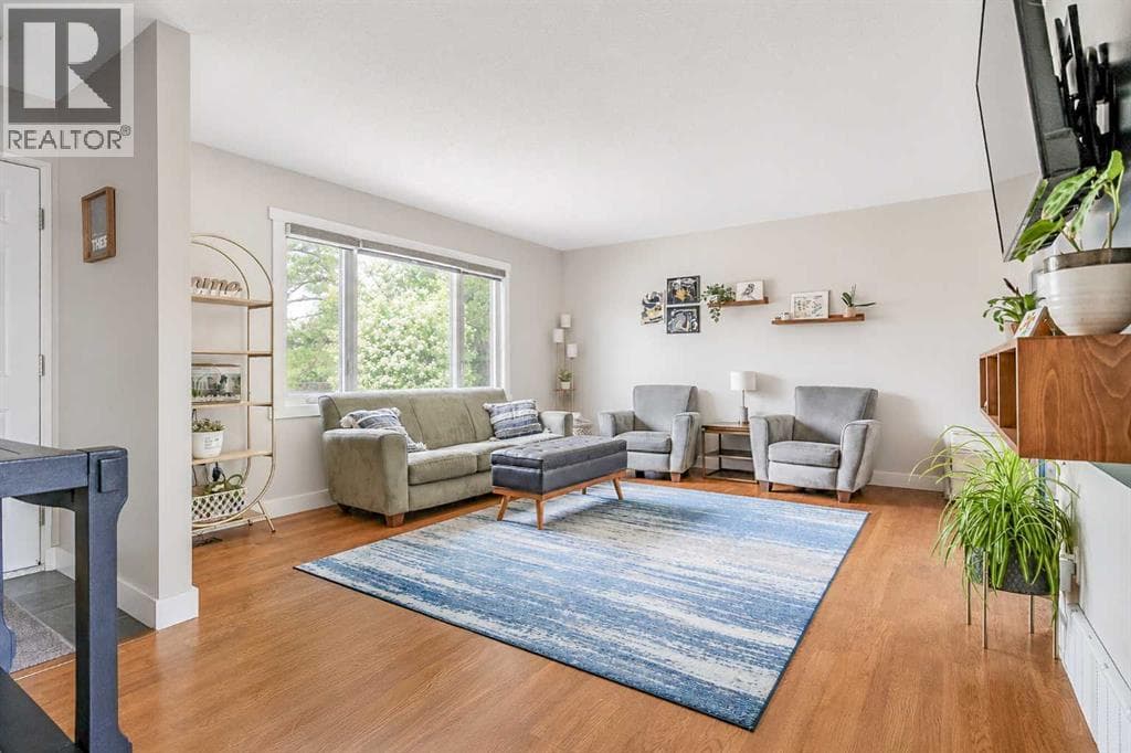 56 Chinook Crescent W — photo 4