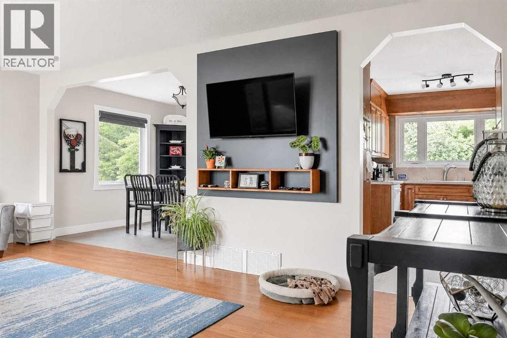 56 Chinook Crescent W — photo 2