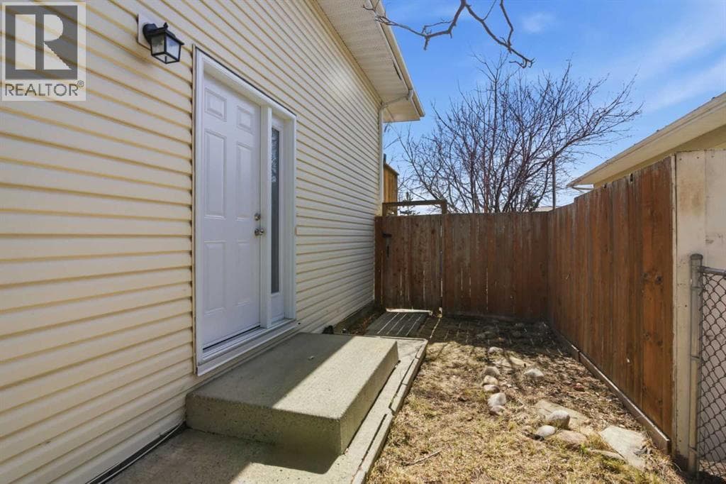 6333/6335 24 Avenue NE — photo 2
