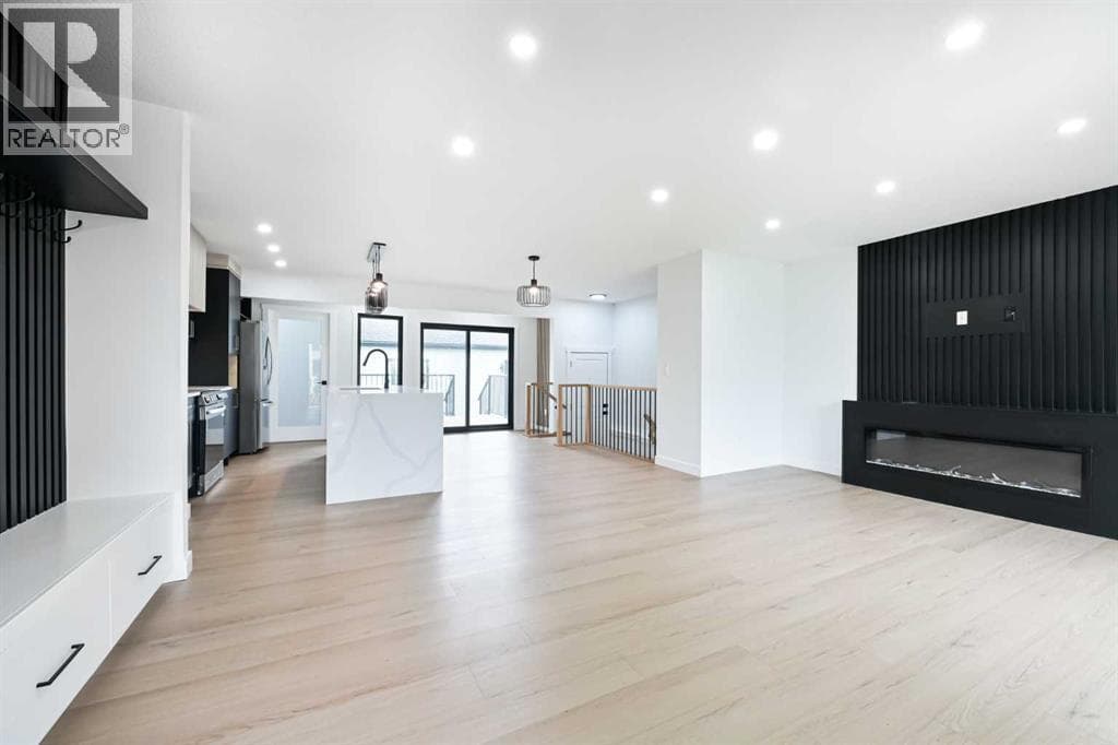 4940 45 Street SW — photo 4