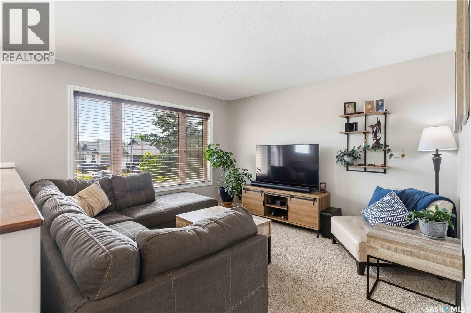 129 Warwick CRESCENT — photo 3