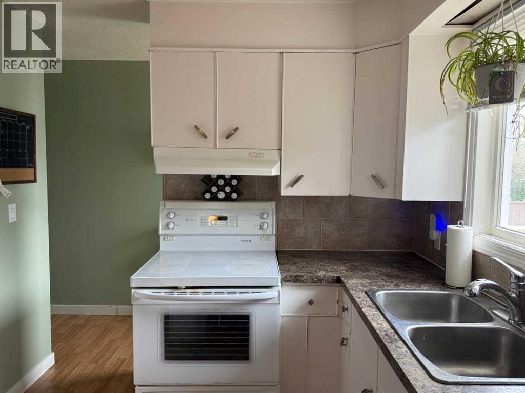 201 9 Avenue NE — photo 3