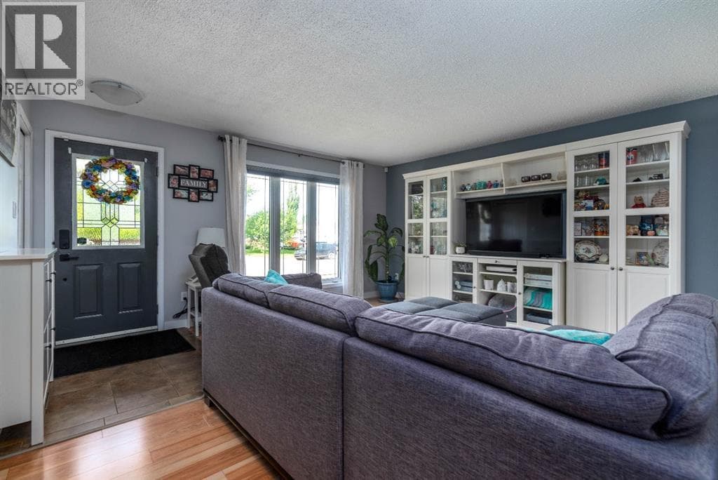 4605 32 Street — photo 3