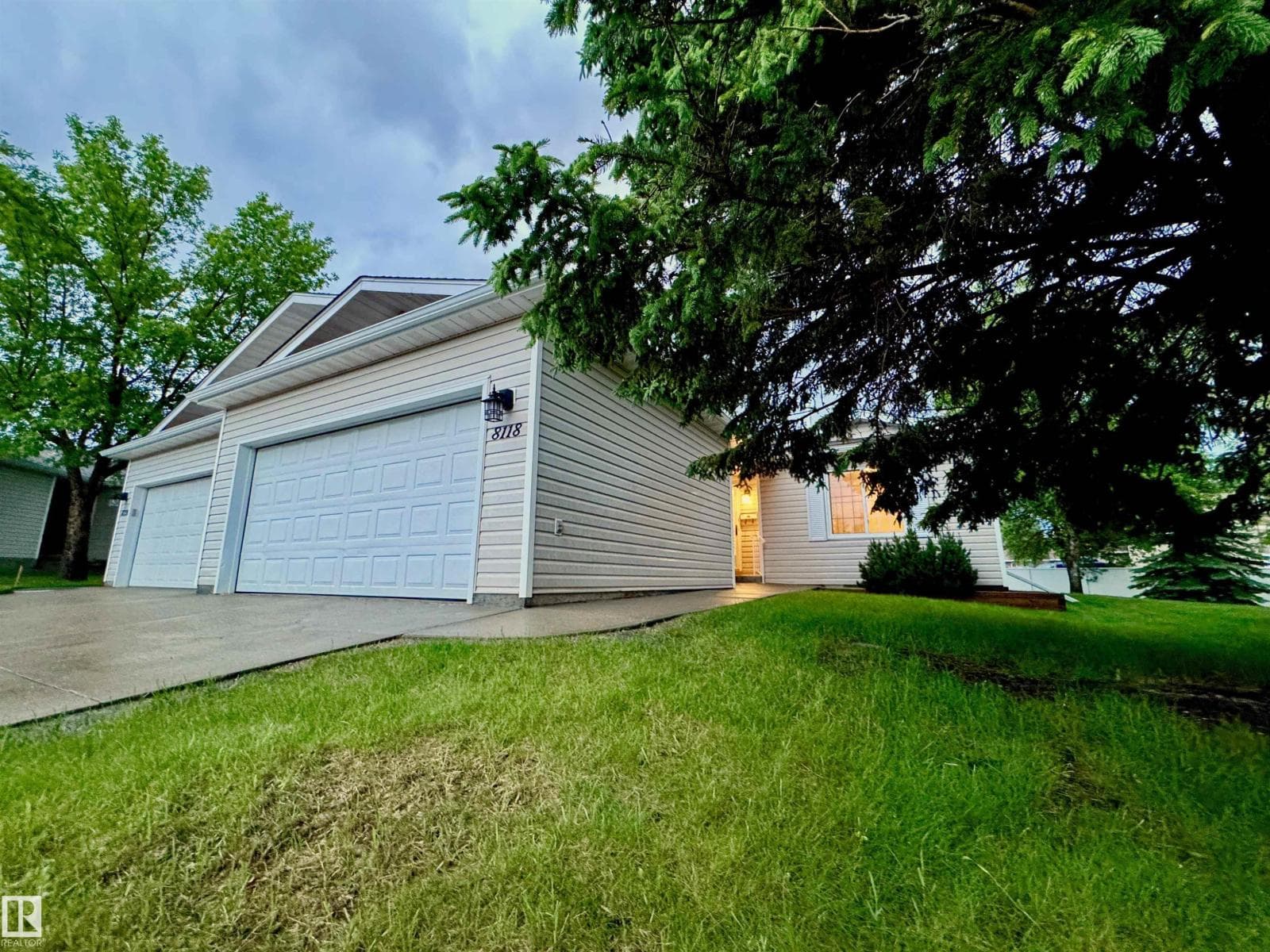 8118 27 AV NW