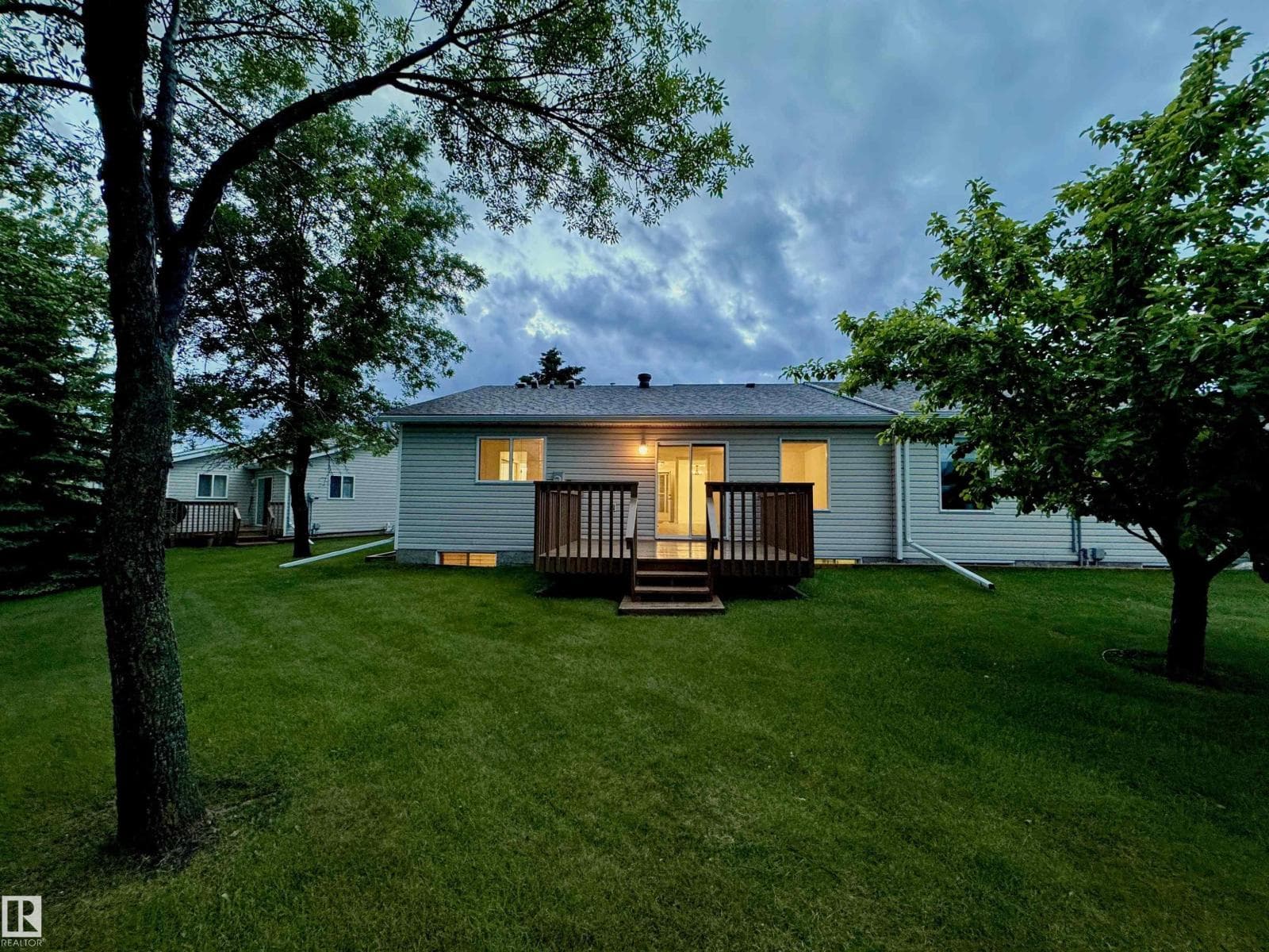 8118 27 AV NW — photo 3