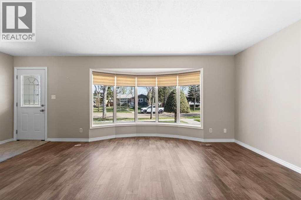 6121 39 Avenue — photo 4