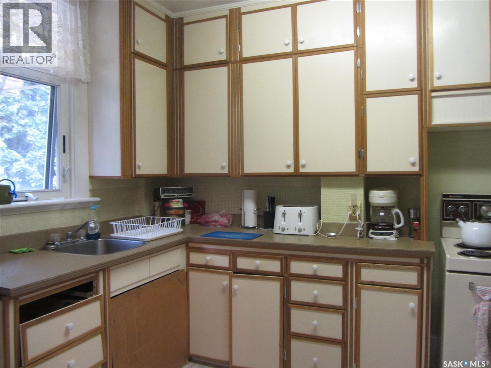 3 bed 1 bath single family at 914 Victoria AVENUE — $374,900 — photo 10