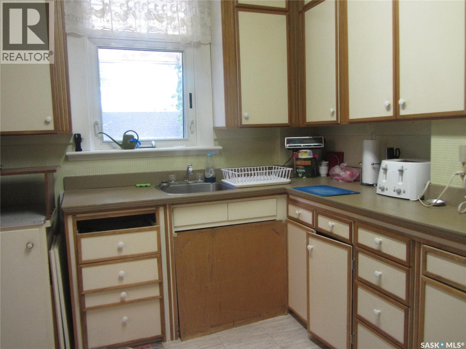3 bed 1 bath single family at 914 Victoria AVENUE — $374,900 — photo 11