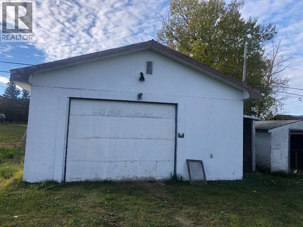 5004 52 Avenue — photo 5