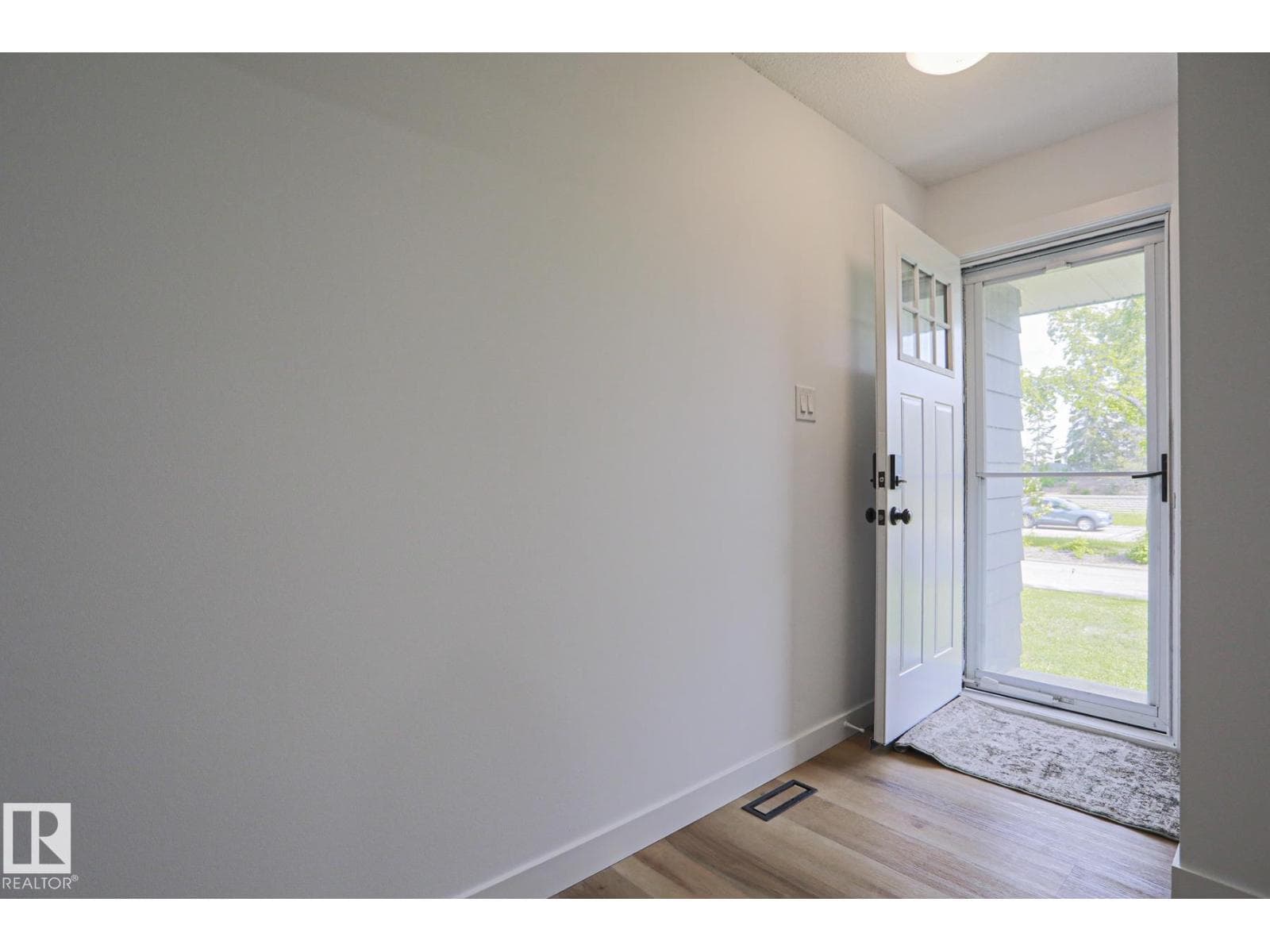 7607 137 AV NW — photo 2