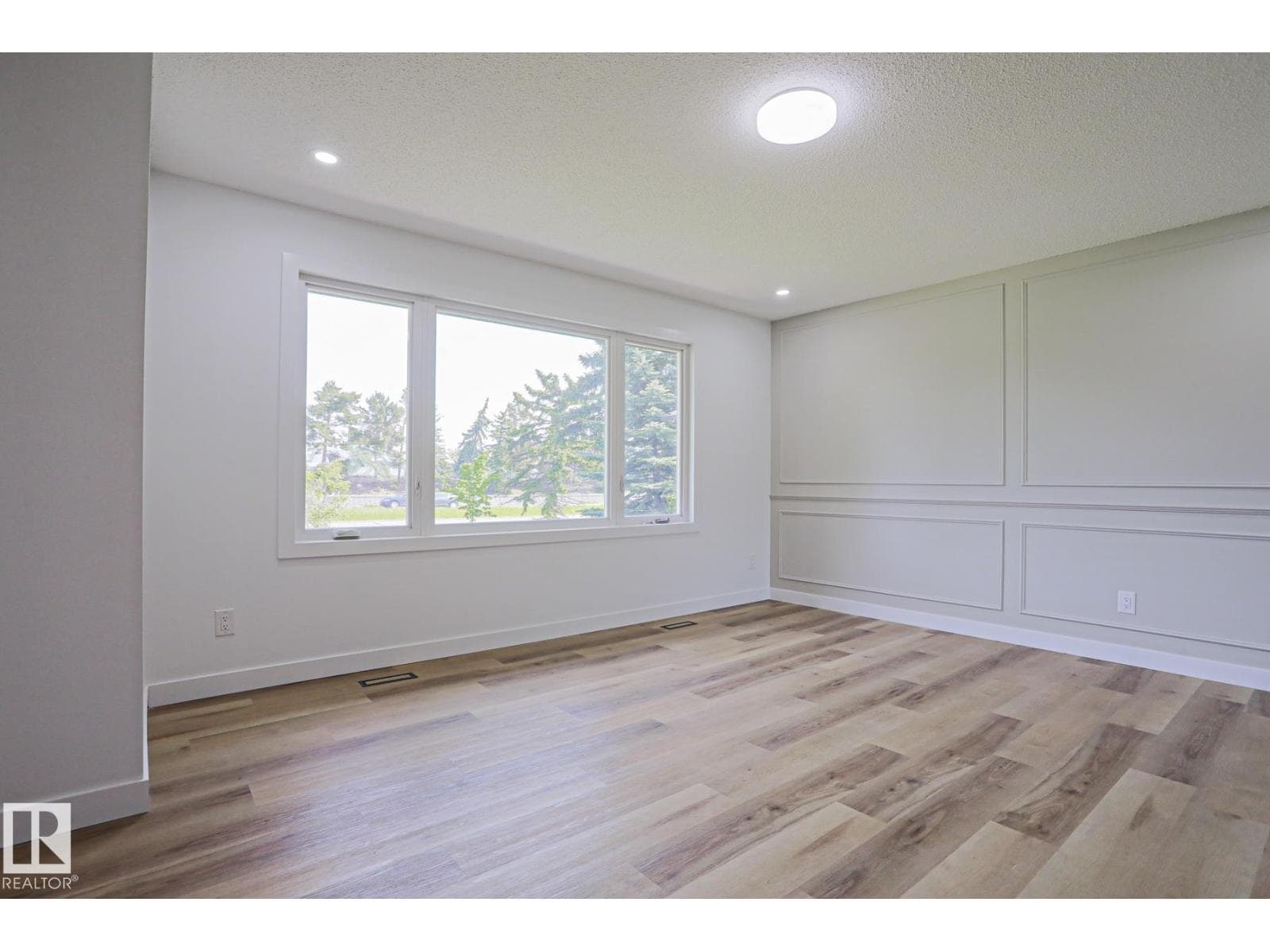 7607 137 AV NW — photo 3