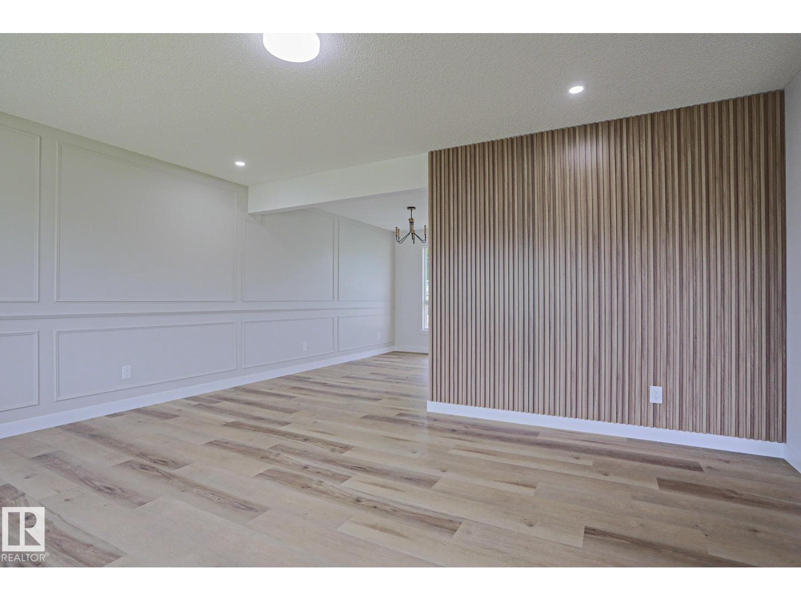 7607 137 AV NW — photo 4
