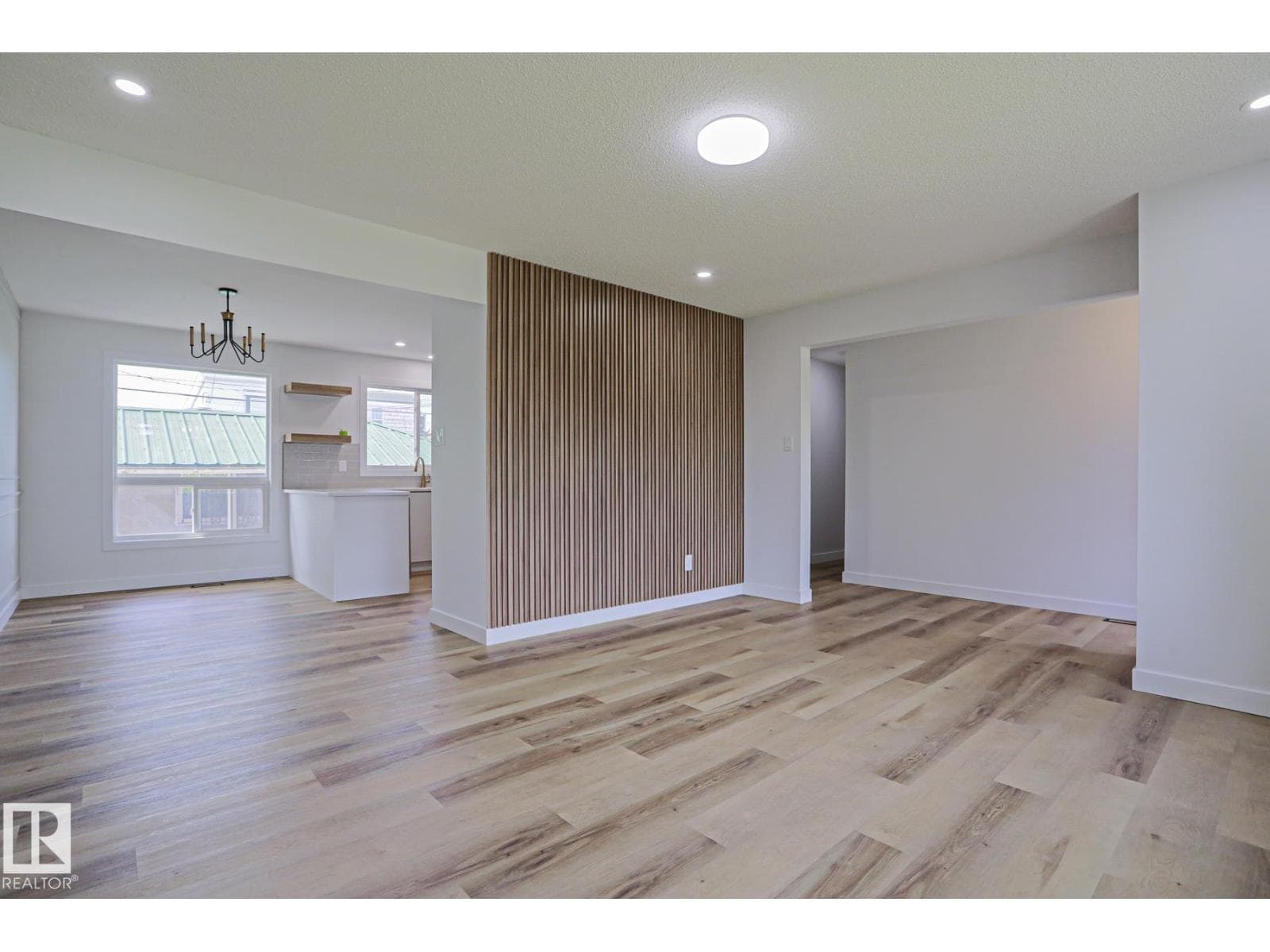 7607 137 AV NW — photo 5