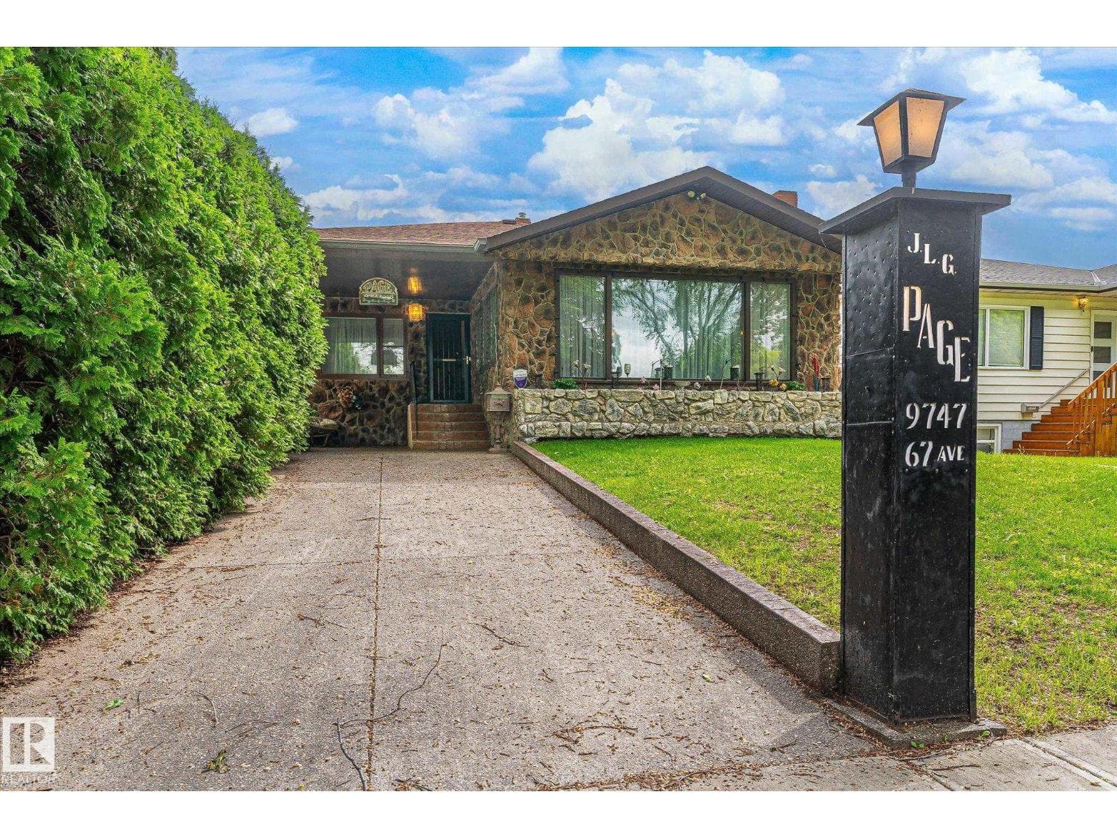 9747 67 AV NW — photo 4