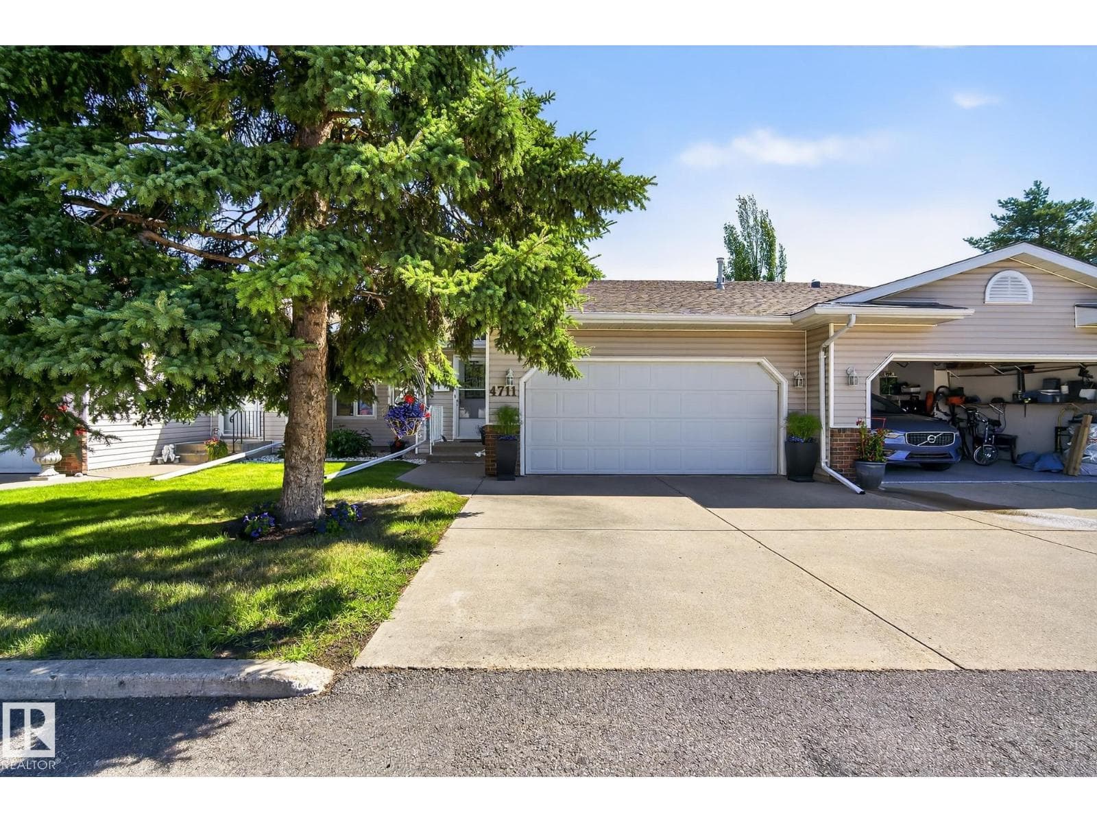 4711 25 AV NW — photo 2