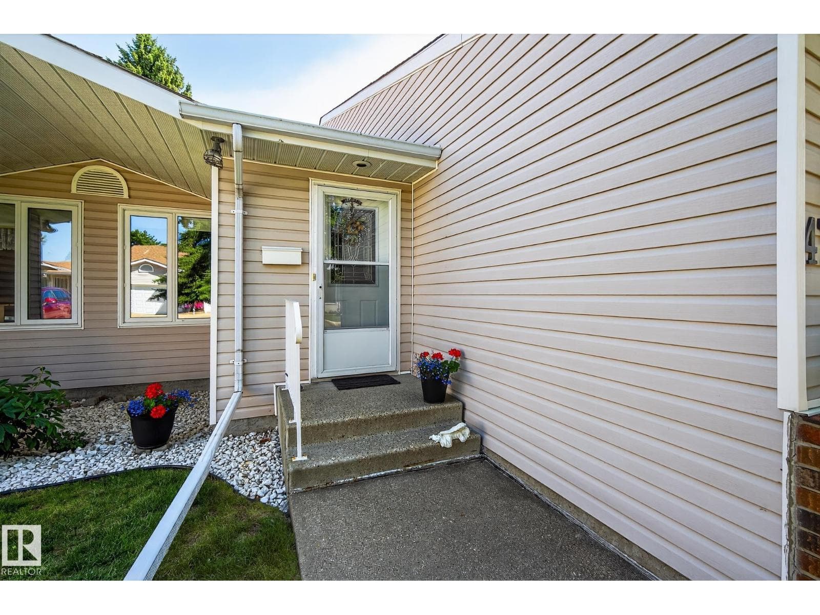 4711 25 AV NW — photo 3