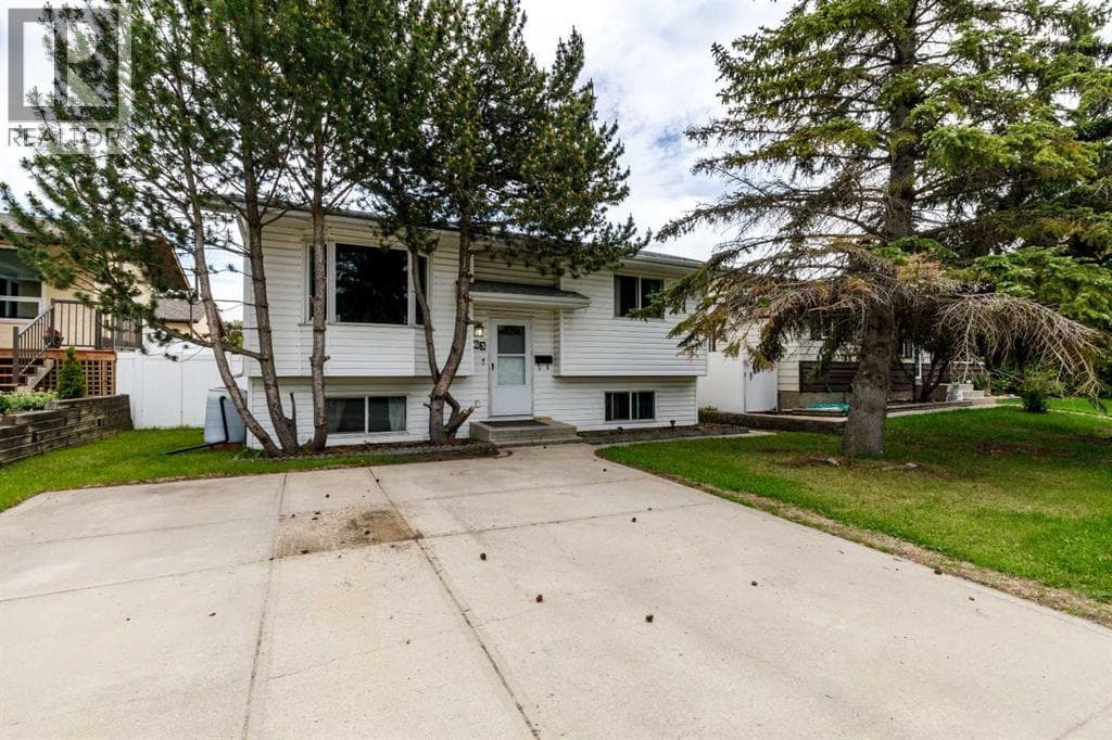 63 Mclevin Crescent — photo 2