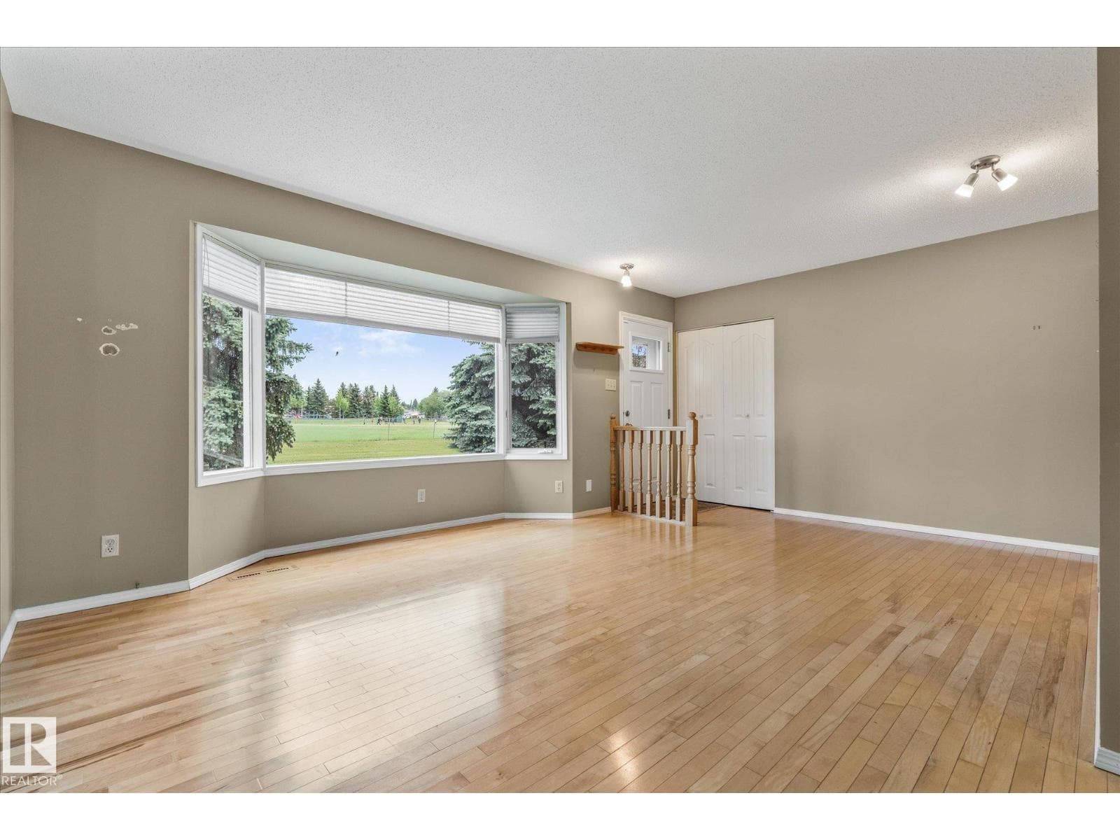 5927 138 AV NW — photo 4