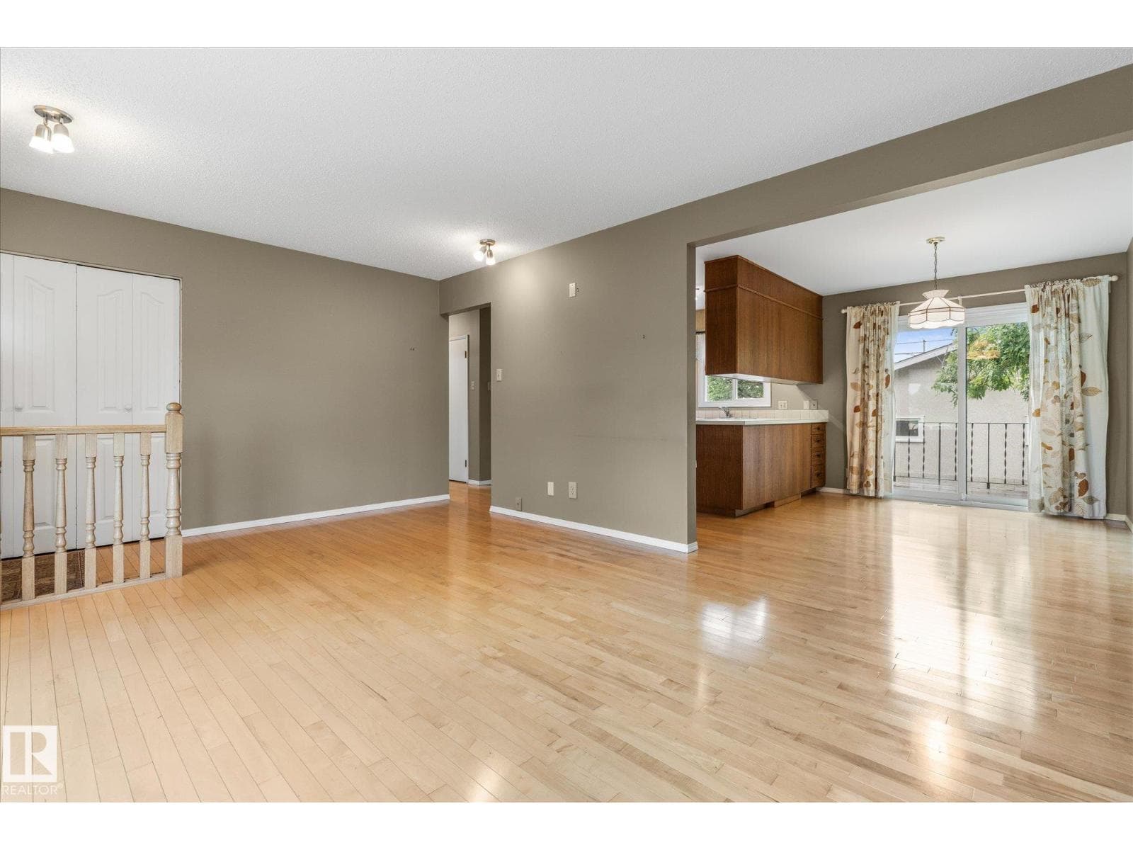 5927 138 AV NW — photo 5