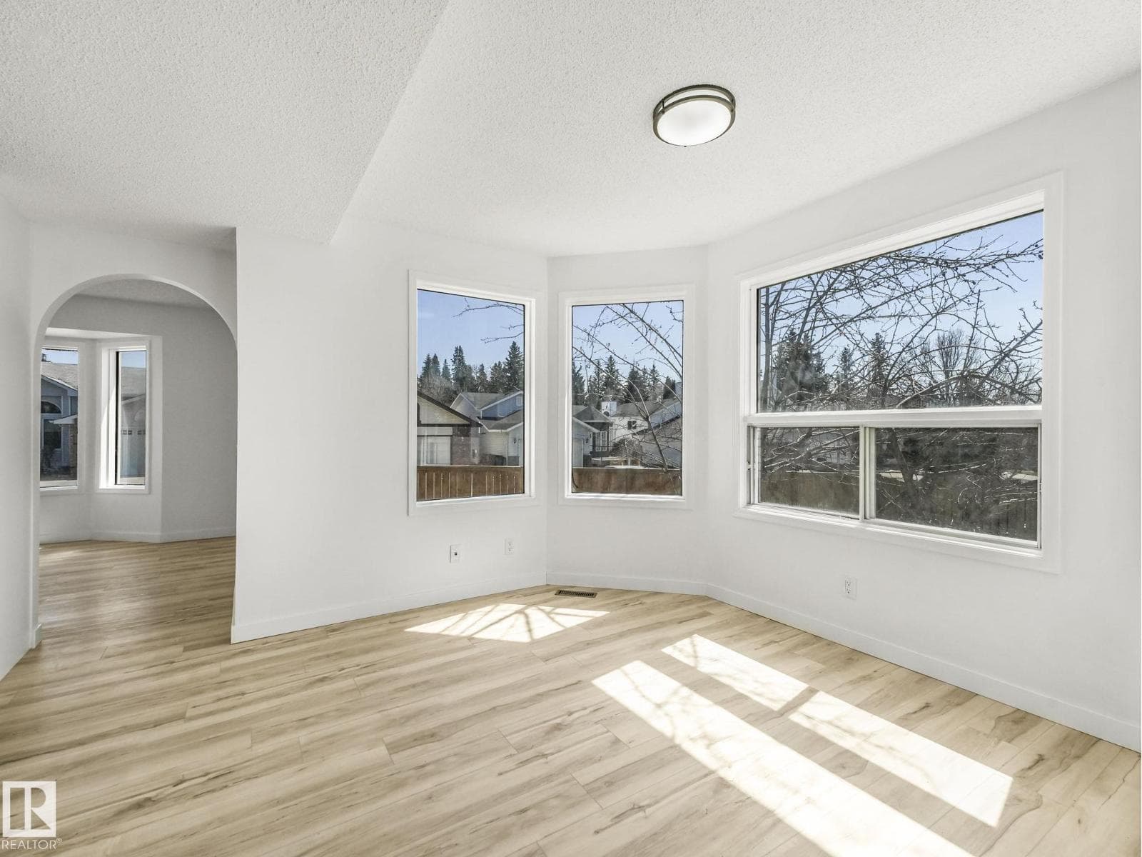 4103 28 AV NW — photo 2
