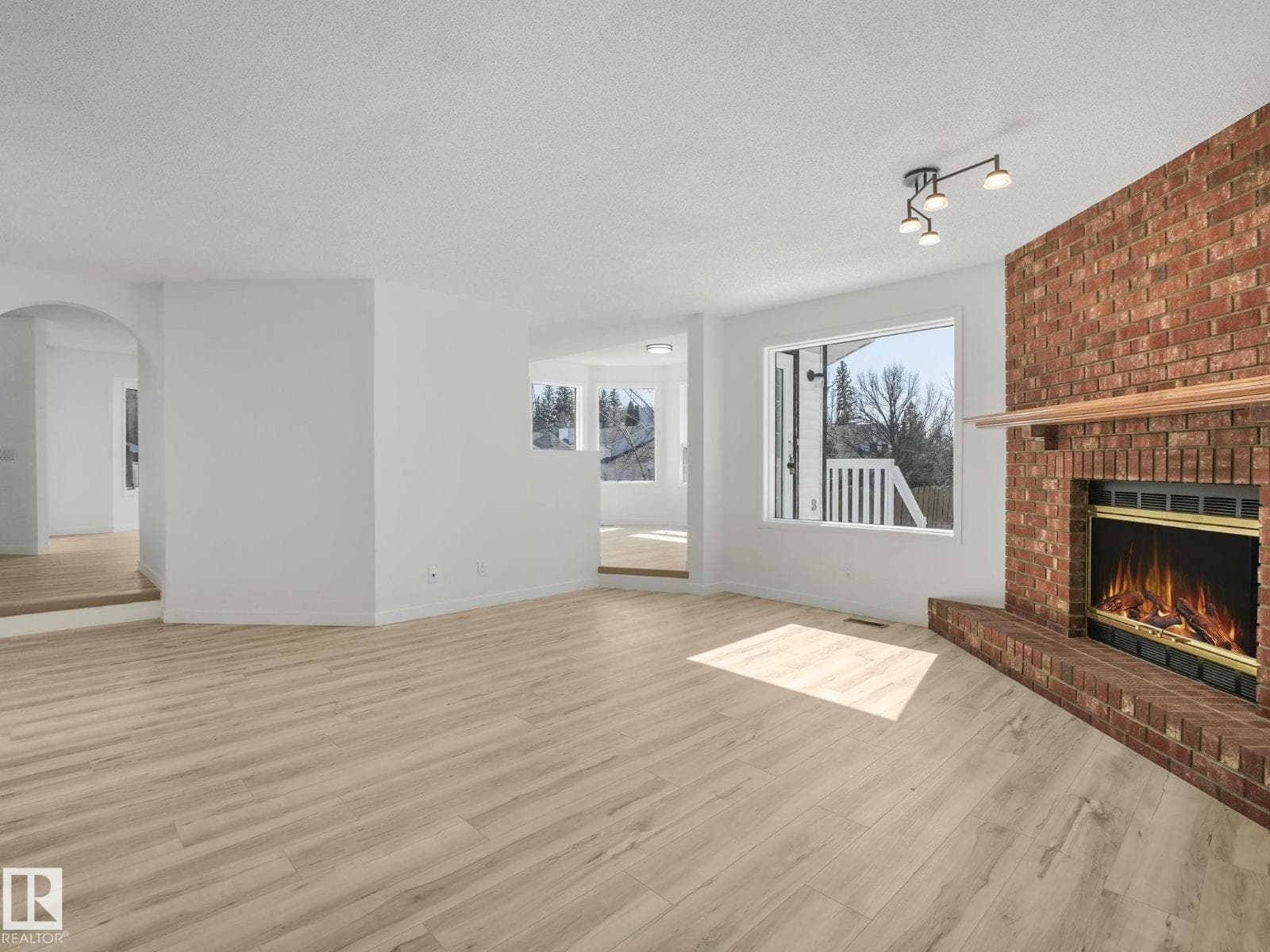 4103 28 AV NW — photo 3
