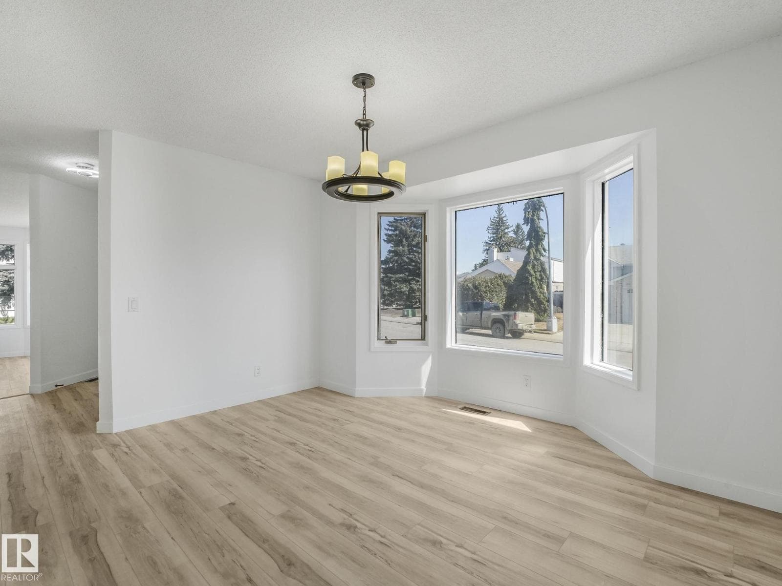4103 28 AV NW — photo 5