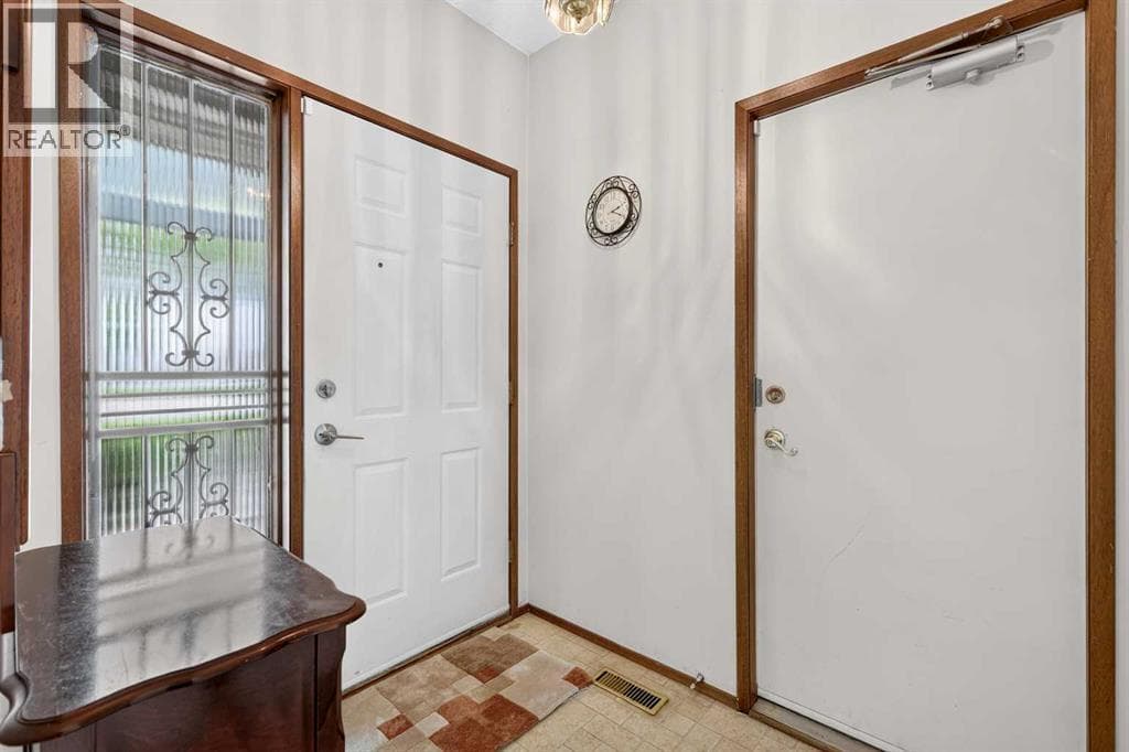 296 Templeton Circle NE — photo 2