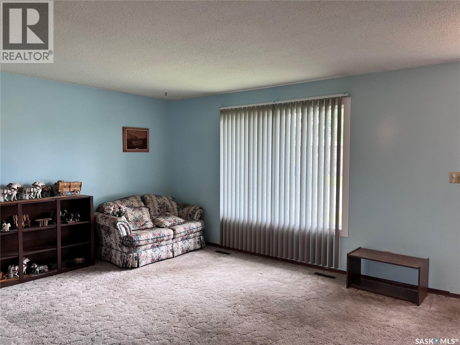 215 Burns AVENUE W — photo 2