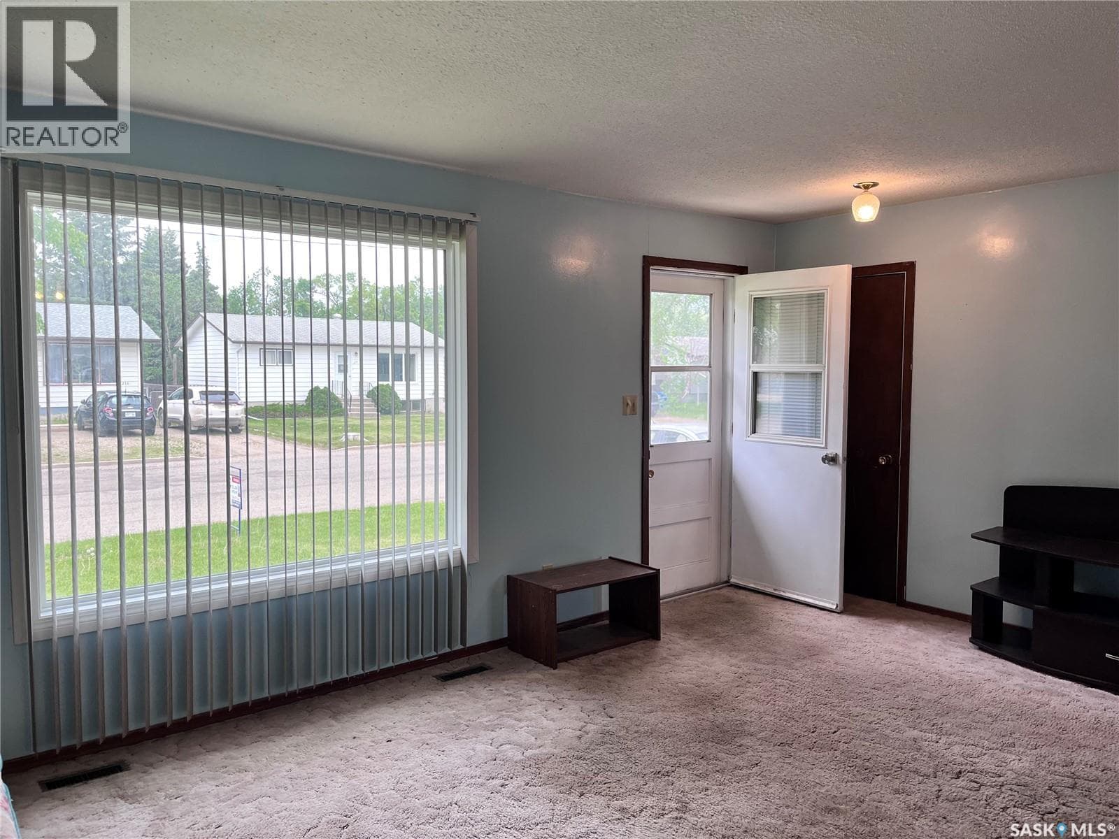 215 Burns AVENUE W — photo 3