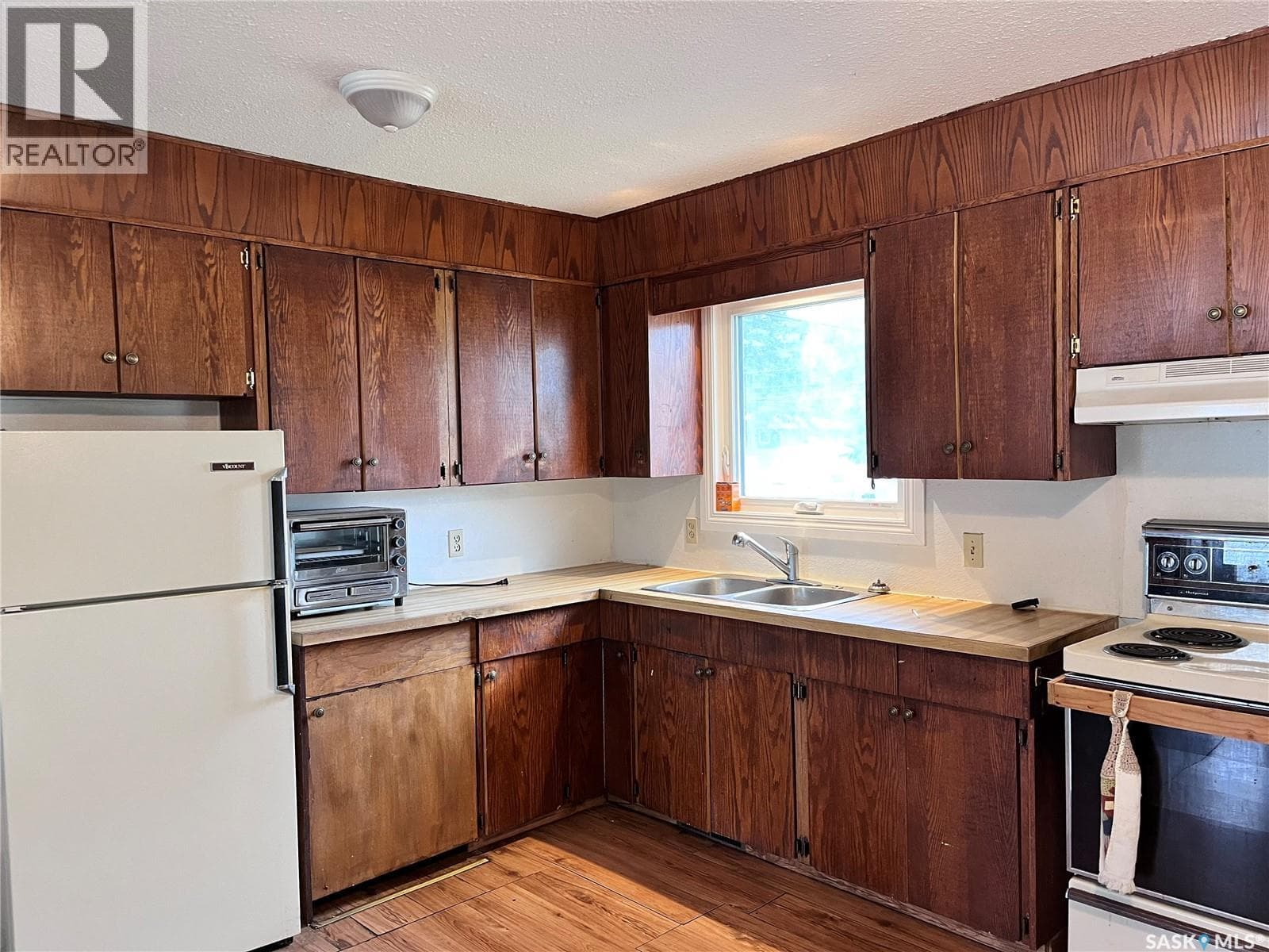 215 Burns AVENUE W — photo 5