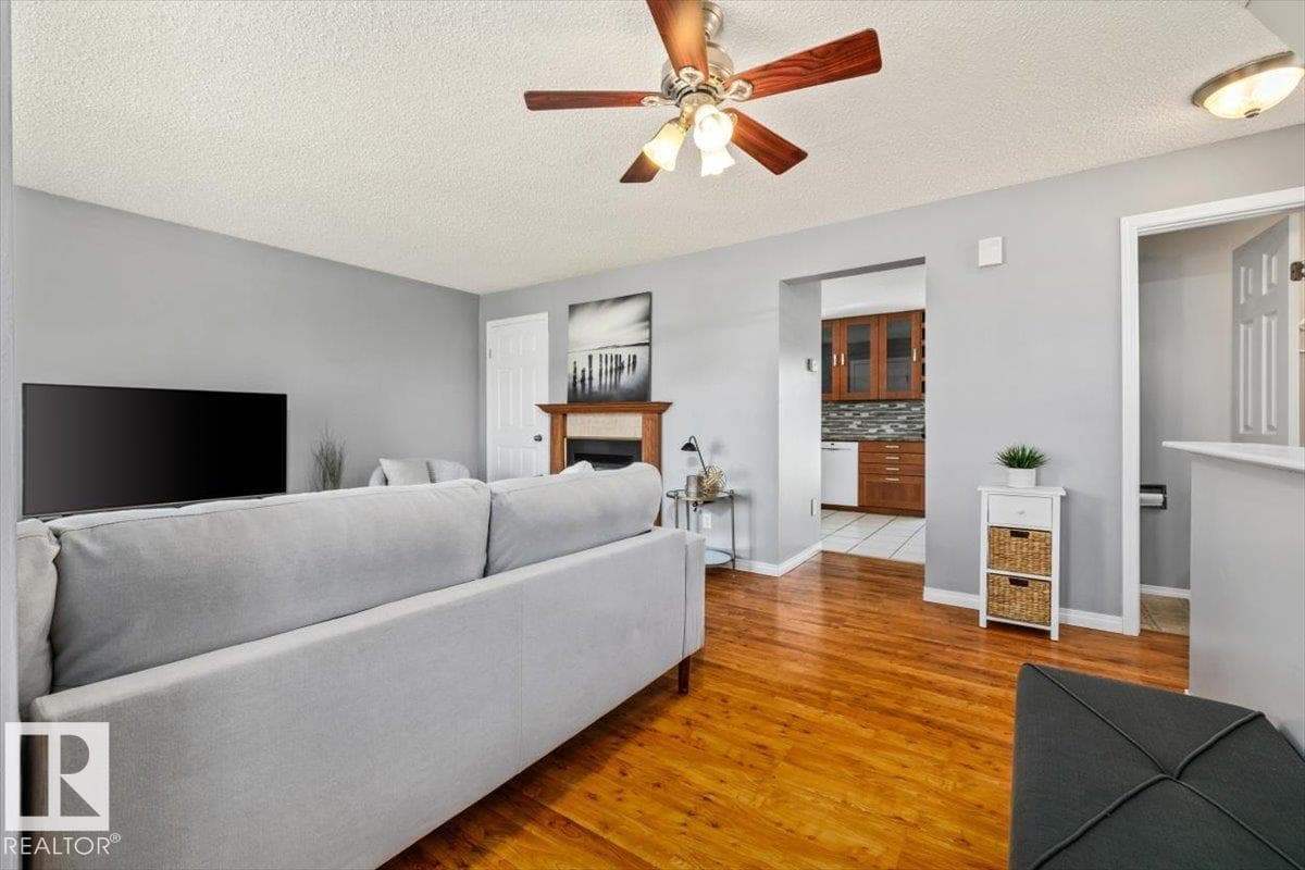 5807 52 AV — photo 4