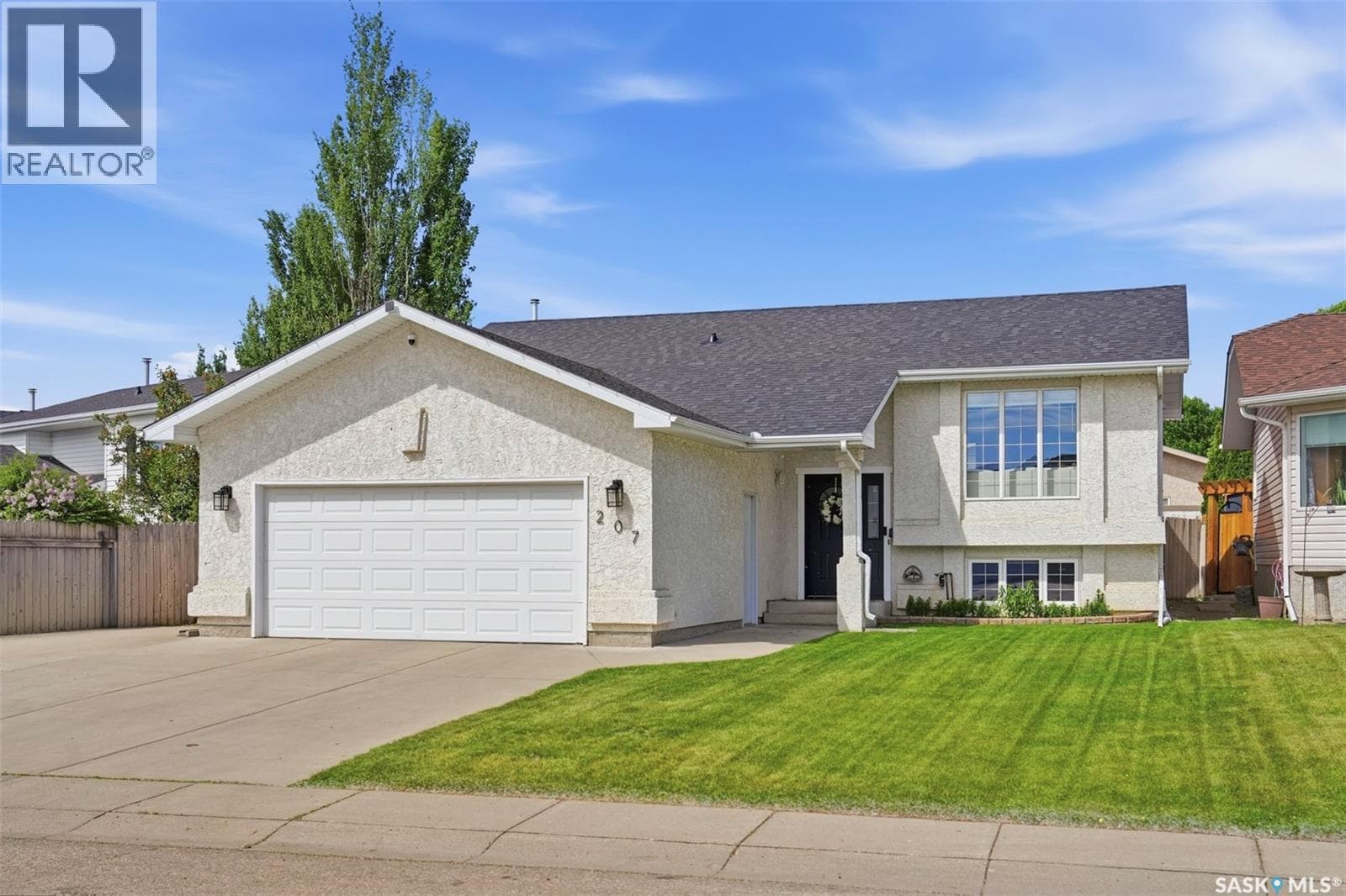 207 Sumner CRESCENT — photo 2