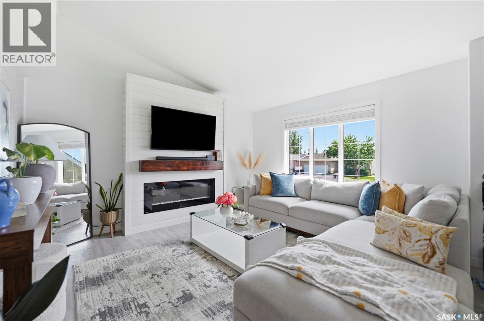 207 Sumner CRESCENT — photo 5