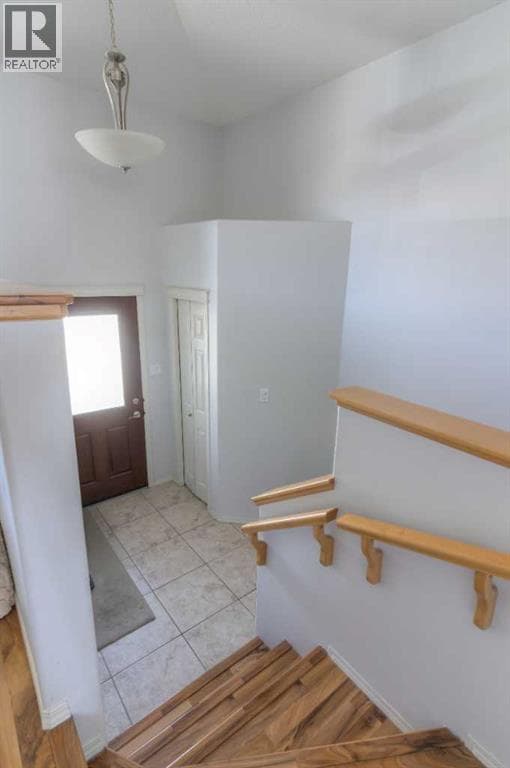 111 Mt Sundance Crescent W — photo 2