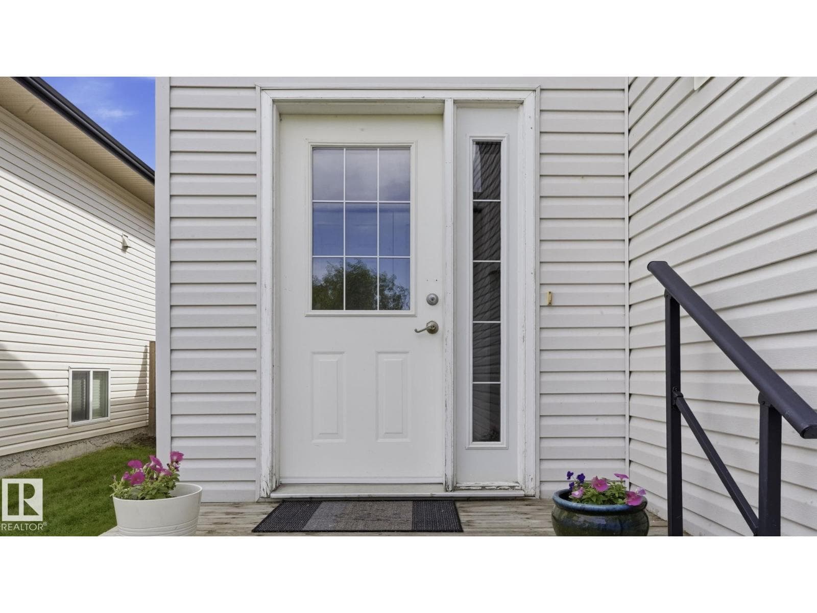 6105 52 AV — photo 3