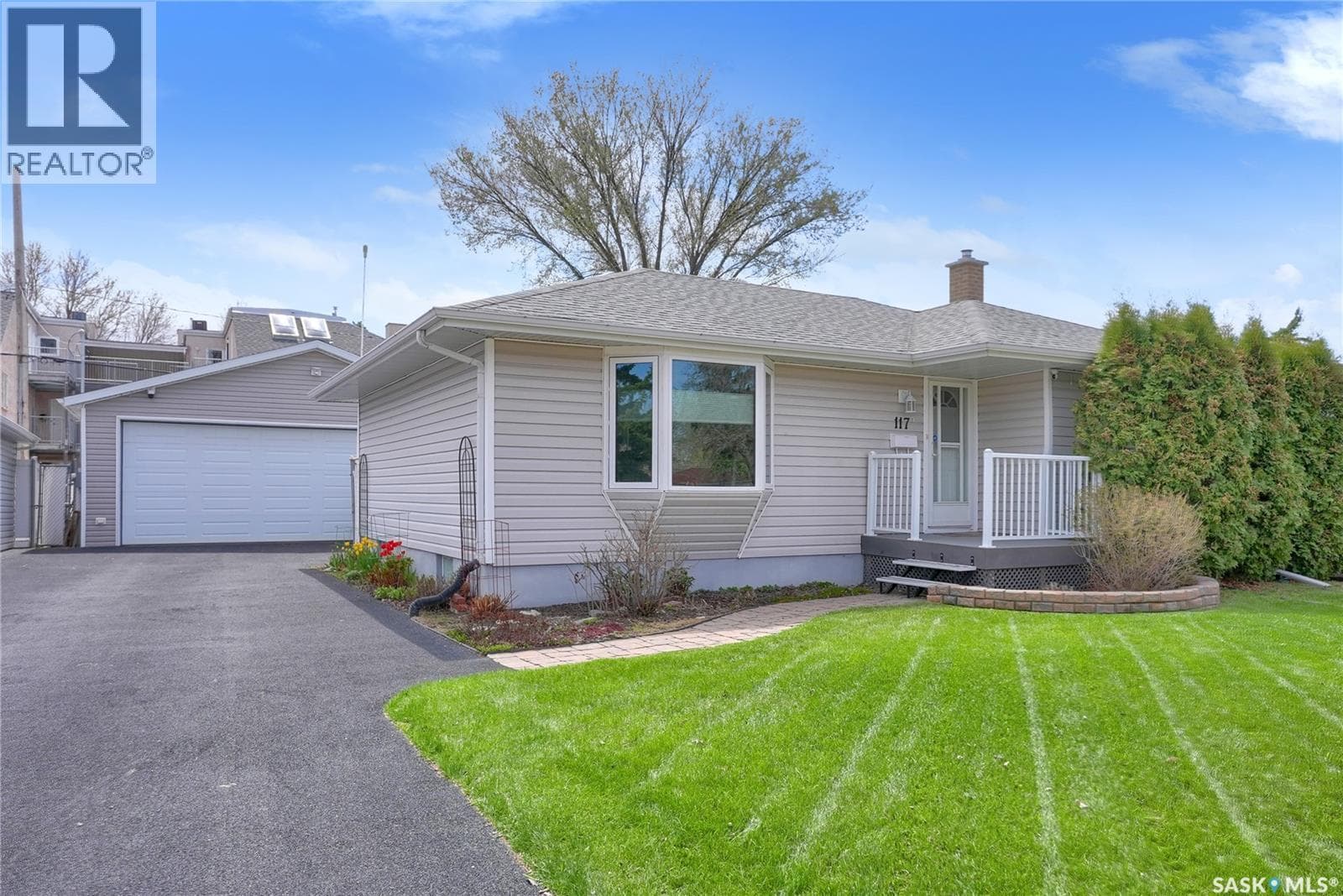 117 DOUGLAS AVENUE E — photo 2