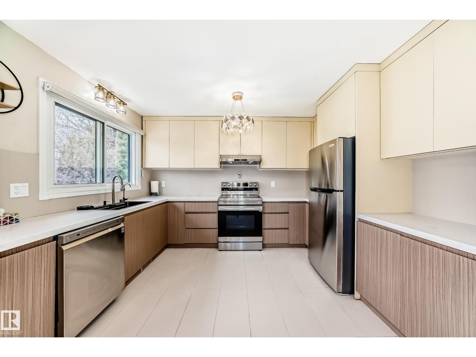 2039 48 ST NW — photo 3